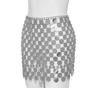 Gros plan détaillé d'une chaîne de corps à paillettes argentées sur un mannequin blanc