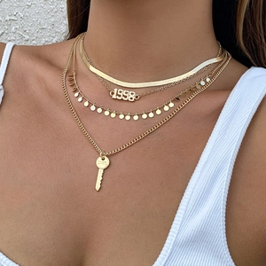 Conjunto de collares dorados a capas con cadena de serpiente, colgante 1998 y llave de amor