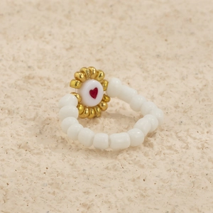 Primer plano de anillo de cuentas con girasol, patrón de corazón y cuentas de oro