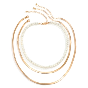 Conjunto de tres collares con perlas blancas y cadenas de serpiente planas bañadas en oro