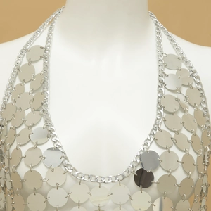 Détail de la chaîne de corps argentée à paillettes avec disques métalliques sur mannequin