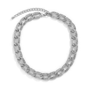 Zilveren Cuban link ketting met sprankelende strassteentjes in een minimalistische punkstijl