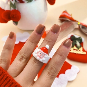Dettaglio macro di un anello natalizio in acrilico con Babbo Natale e sfondo festivo