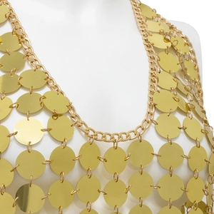 Détail d'une chaîne de corps dorée à paillettes avec collier épais et maille en métal