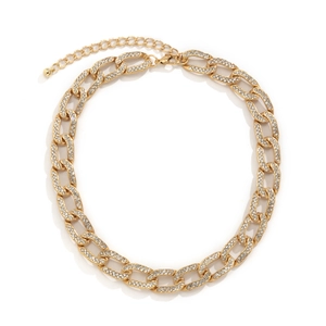 Detail van de gouden Cubaanse ketting met micro-strass en een karabijnsluiting