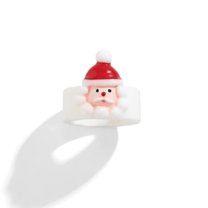 Primo piano di un anello di Babbo Natale in acrilico bianco con cappello rosso su sfondo