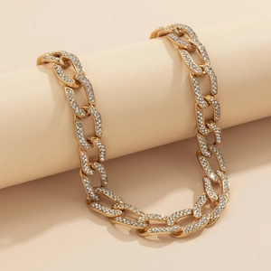 Gedetailleerde weergave van gouden Cubaanse ketting met fonkelende micro-kristallen