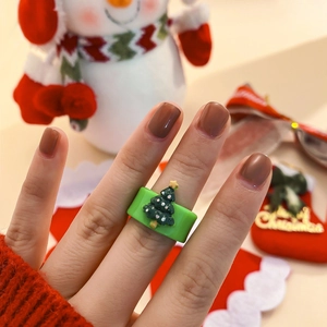 Dettaglio anello albero di Natale in resina verde con palline colorate e stella gialla