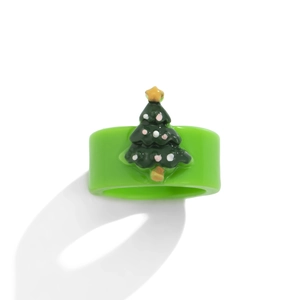 Dettaglio ravvicinato di un anello in resina verde con albero di Natale e decorazioni