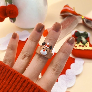 Dettaglio anello di Natale con renna 3D in acrilico e cappello rosso di Babbo Natale