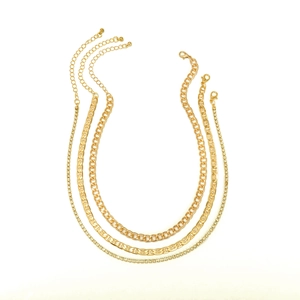 Juego de tres collares dorados con cadena tennis de pedrería y eslabones cubanos planos