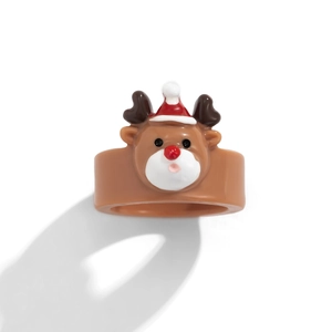 Dettaglio dell'anello in resina renna di Natale con cappello da Babbo Natale rosso