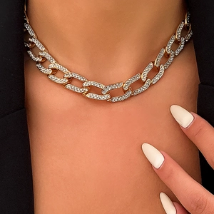 Gouden Cubaanse schakelketting voor dames met micro-gezette witte strassteentjes op choker