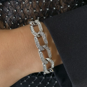 Punk zilveren dikke schakelketting met strass steentjes op een vrouwelijk model