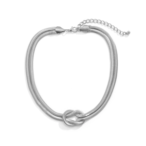 Collar de doble cadena de serpiente plateada con diseño de nudo decorativo y textura metal