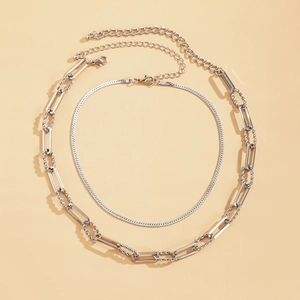 Detalle de collares punk plateados con cadena de serpiente plana y eslabones