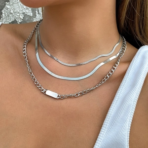 Conjunto de collares plateados de tres capas con cadenas de serpiente y colgante recto