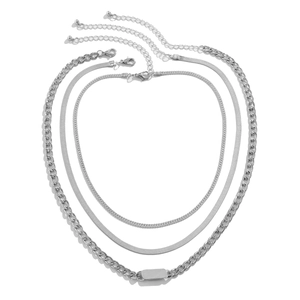 Detalle del conjunto de collares plateados con cadena cubana gruesa y malla de serpiente