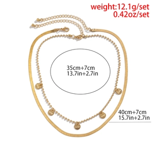 Detalle de collar de doble capa dorado con colgantes de Love y medidas de tamaño