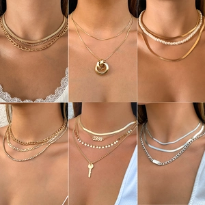 Collar de Capas para Mujer Dorado Multicapa Aleación Perla Artificial de Imitación Cadena de Serpiente Cadena de Lentejuelas con Colgante Número 1998 y Llave LOVE