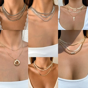 Collares geométricos minimalistas en capas y cadenas de perlas con colgantes