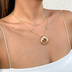 Collar de doble capa de serpiente dorada con anillos triples en modelo femenina