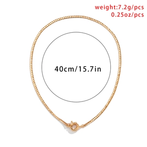 Detalle del collar punk dorado de doble capa con longitud de 40cm y peso de 7,2g