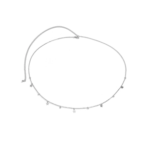 Détail d'une chaîne de corps argentée avec pendentifs étoiles et fermoir mousqueton