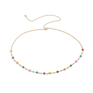 Détail de la chaîne de corps dorée avec étoiles en émail coloré et fermoir mousqueton