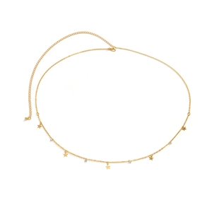 Détail de la ceinture chaîne dorée avec étoiles en cristal et fermoir mousqueton