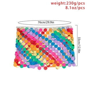 Detalle de cadena corporal de lentejuelas de colores con medidas de 76cm por 33cm