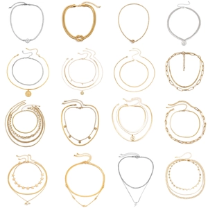 Colección de 16 collares punk de capas en oro y plata con colgantes variados