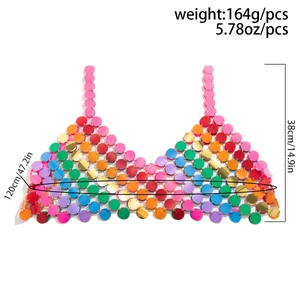 Detalle de bralette de lentejuelas de colores con medidas y anillas metálicas de unión
