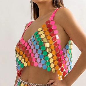 Detalle del top corto de malla metálica con lentejuelas arcoíris para fiesta y club