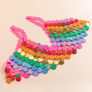 Detalle de top de cadena corporal con lentejuelas coloridas y anillos metálicos