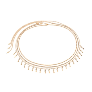 Détail d'une chaîne de corps dorée multicouche avec strass et pendentifs en goutte d'eau