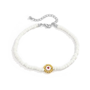 Primer plano del collar de cuentas con dije de girasol dorado y un pequeño corazón rojo