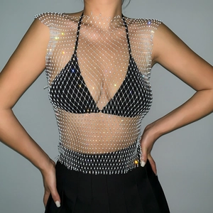 Gros plan du gilet en maille strass argentée montrant des cristaux et une grille fine