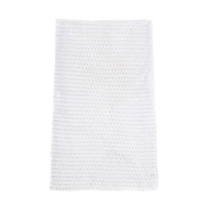 Détail de tissu en maille blanche avec paillettes argentées et structure en losange
