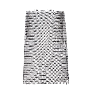 Gros plan d'une jupe résille noire ornée de micro-perles étincelantes et texture tissée