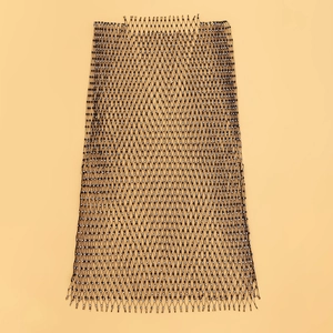 Détails de la jupe résille noire avec strass scintillants et ourlet à pompons élégant