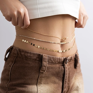 Vue détaillée de la chaîne de corps dorée multicouche avec fermoir cœur et strass