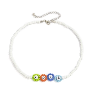Detalle de collar de cuentas blancas con flores de colores que forman la palabra LOVE