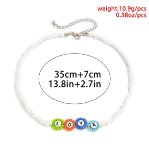 Primer plano de cuentas con letras LOVE en un collar de perlas con dimensiones