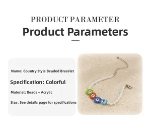 Detalle de cuentas de colores y dijes de LOVE en una pulsera de estilo pastoral