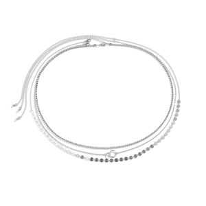 Détail d'un collier multicouche argenté avec chaîne en strass et sequins circulaires