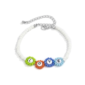 Primer plano de pulsera LOVE con cuentas de flores de colores y cierre de plata ajustable