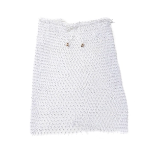 Détail de la jupe en résille blanche avec strass brillants et cordon de serrage ajustable
