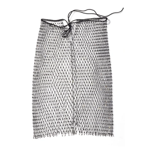Détail de la jupe en résille noire avec strass brillants et taille à cordon