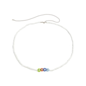 Detalle de collar de cuentas blancas con colgantes de flores coloridas y letras LOVE
